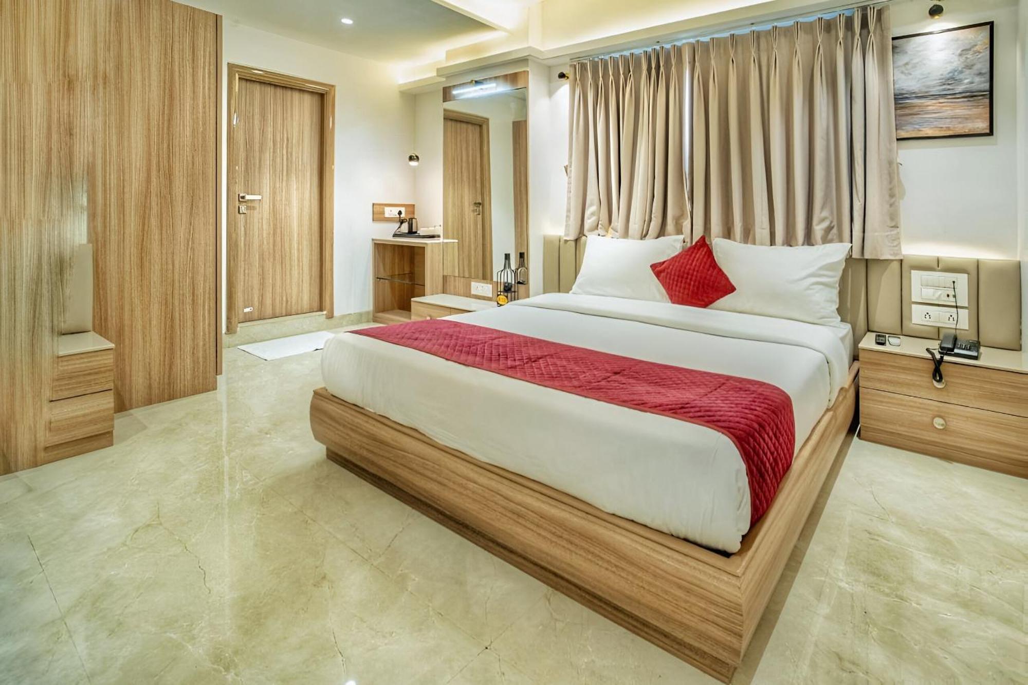 Hotel The Grand Murli Surat Exterior foto